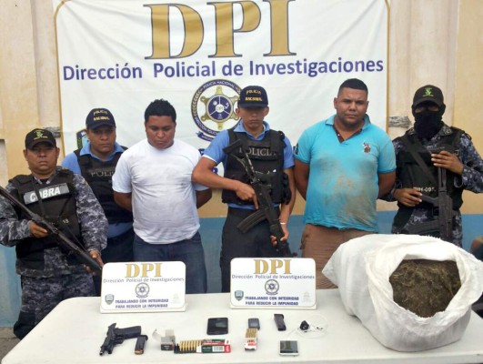 Capturan a dos hombres con un saco de supuesta droga en San Pedro Sula